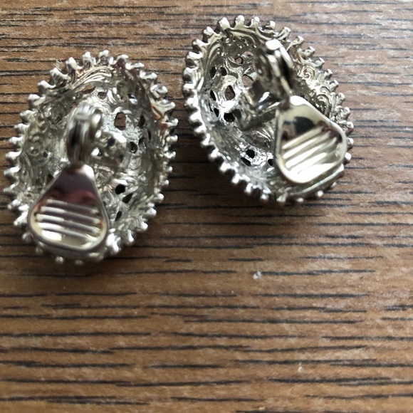 Vintage clip on earrings - Picture 4 of 4